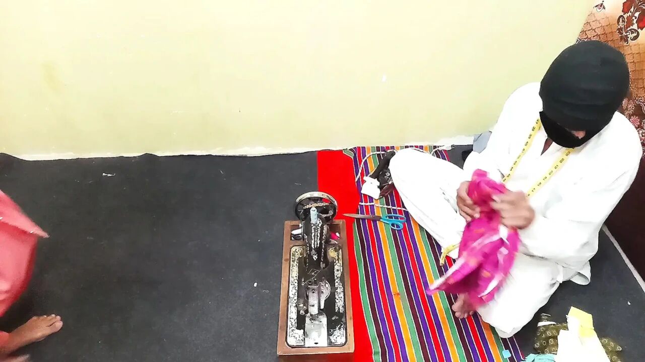 Indian Desi Bhabhi Fucked by Taylor Standing Doggystyle Anal Darzi ny Big Boobs Wali Bhabhi ko ghori Bana k Gand ki chudai kari