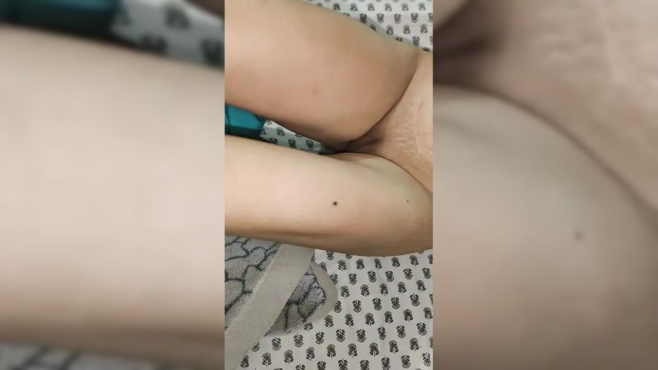 Desi hot 18 year old girl kicked ass by applying coconut oil