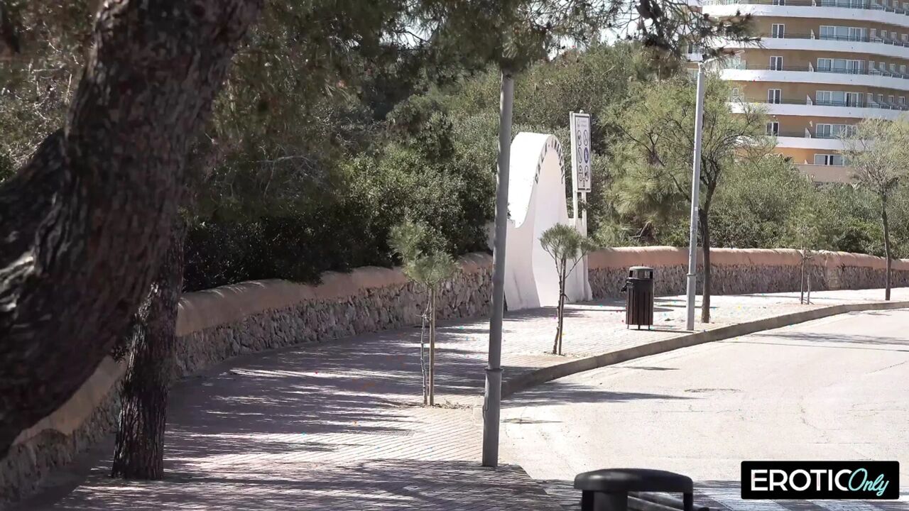 Spontaneous Fuck on the Side of the Road Hungry MILF Gives It Her All