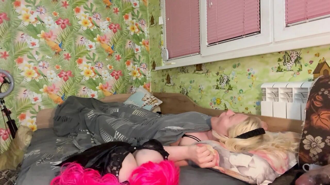 Cum on the tranny and wet my pantyhose and all around