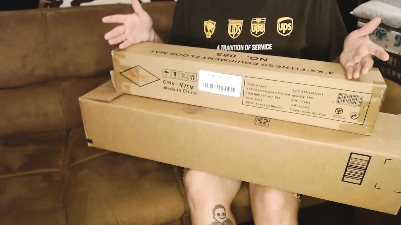 Horny Housewife Seduces the Ups Girl Pussy Eating