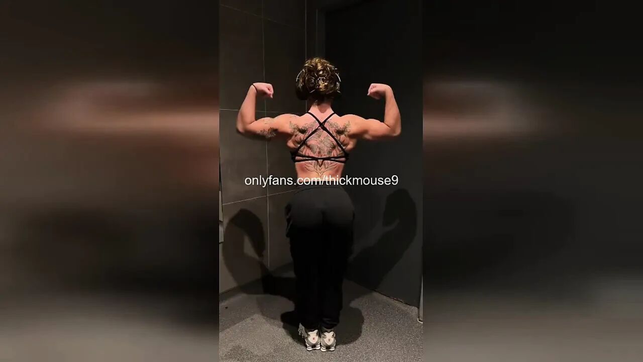 18yo accidental pussy flash during livestream