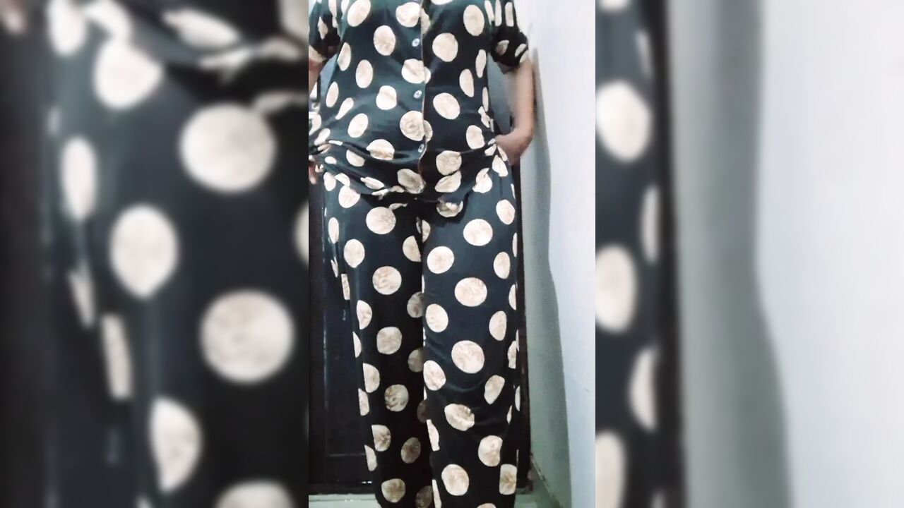 Indian desi cousin caught while bathing, hot indian girl