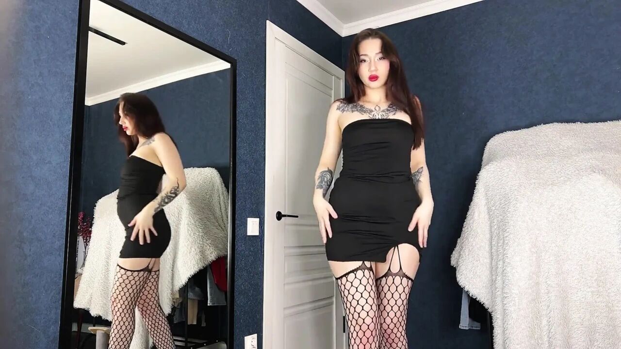 Sexy Asian in Fishnet Stockings and Oil Masturbates Asshole