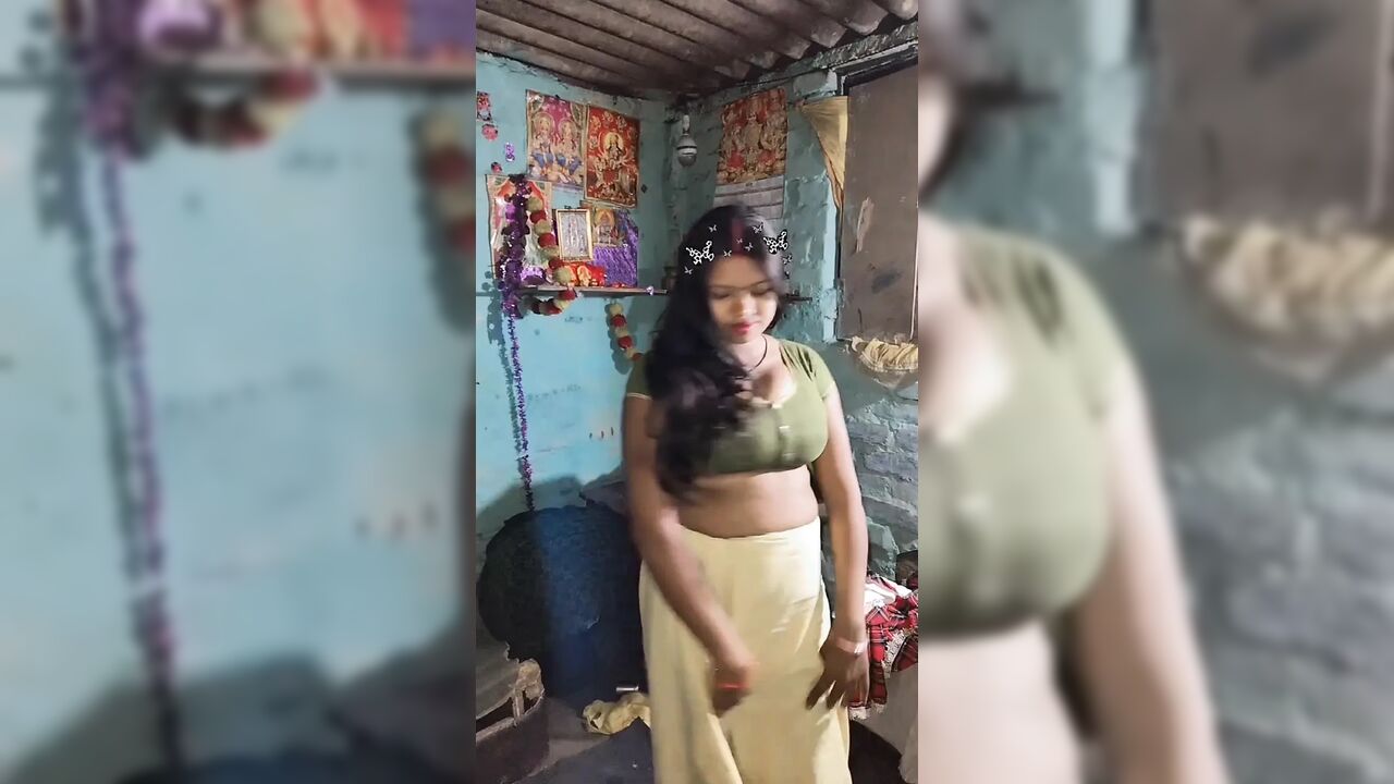 Maa apne bete ke samne kapde khole ke chudai