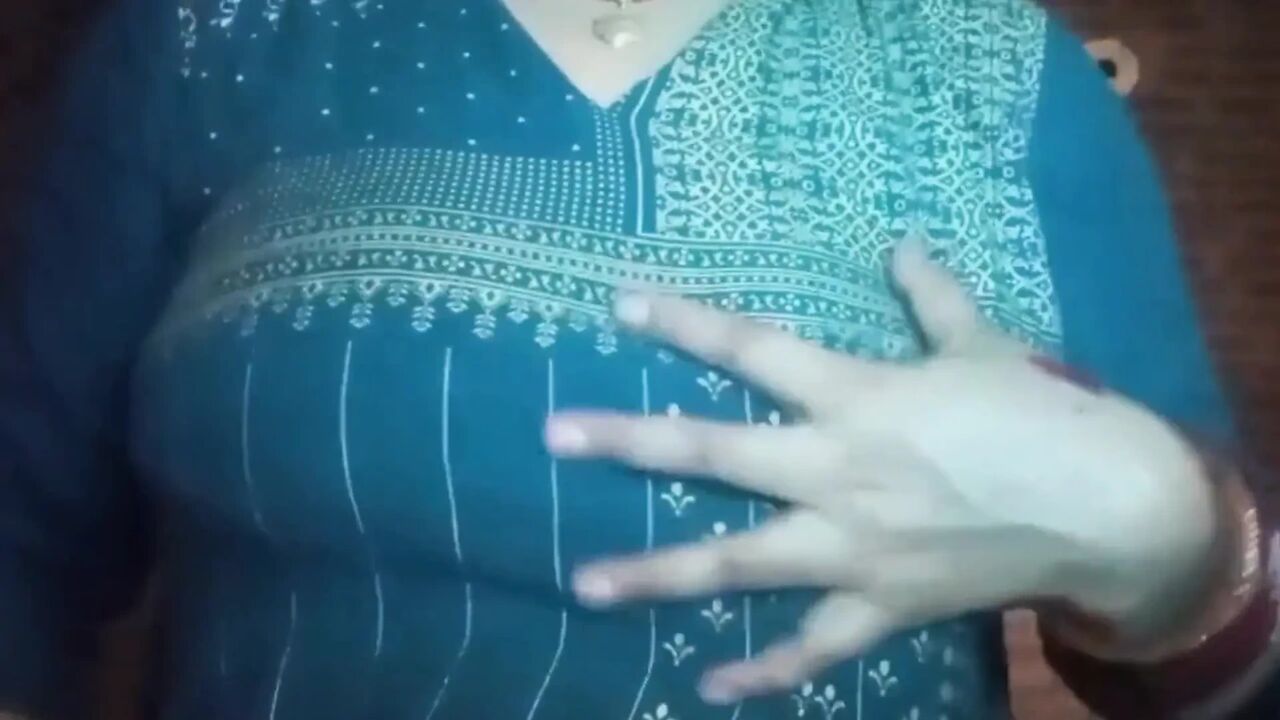New Bhabhi Having Nude Show with Fingers