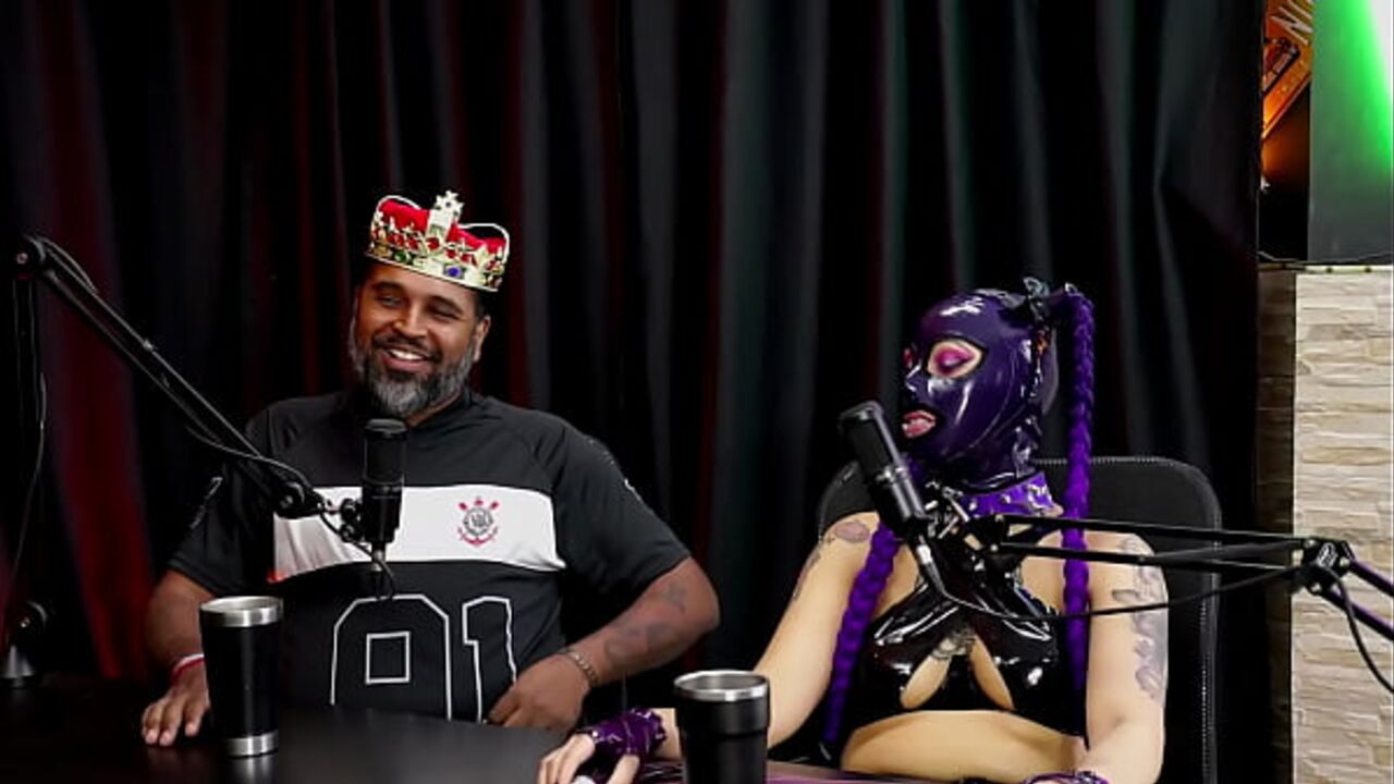 He always heard about sadomasochism, had his first experience with podolatry, told how they met, and the relationship works... - Madame Agatha and Jeff Negão (King of Interviews)