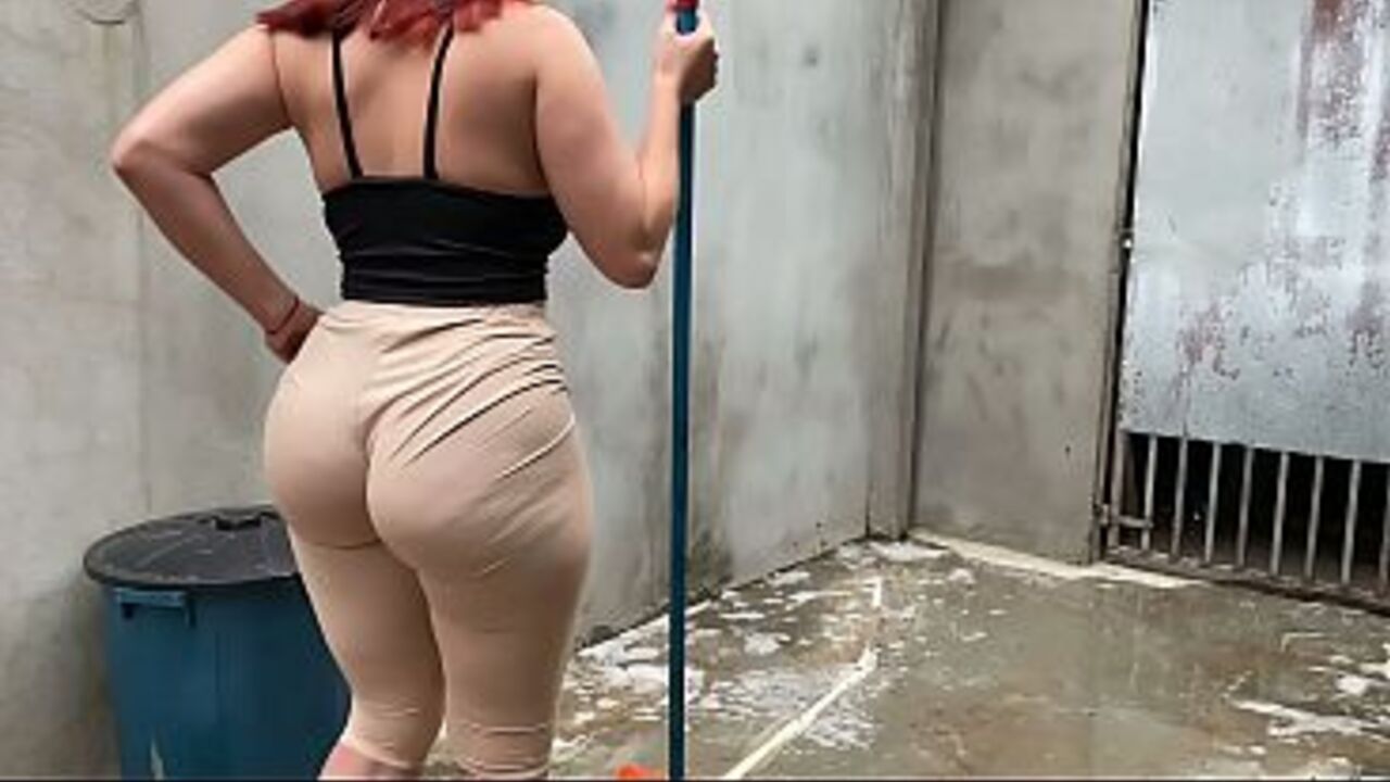 This maid really turns me on, her ass is delicious, I can't control myself.