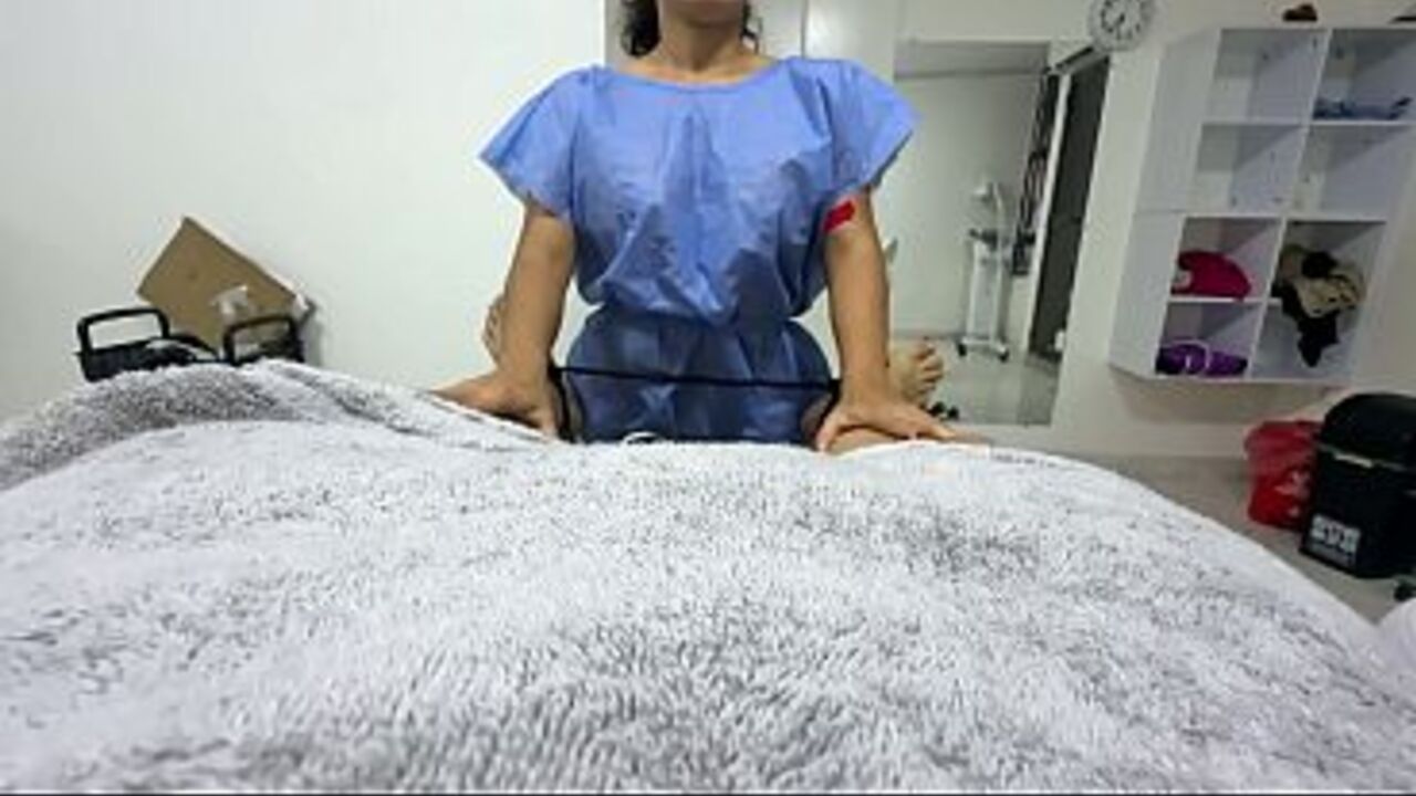 I went to the doctor for knee pain and she grabbed my cock