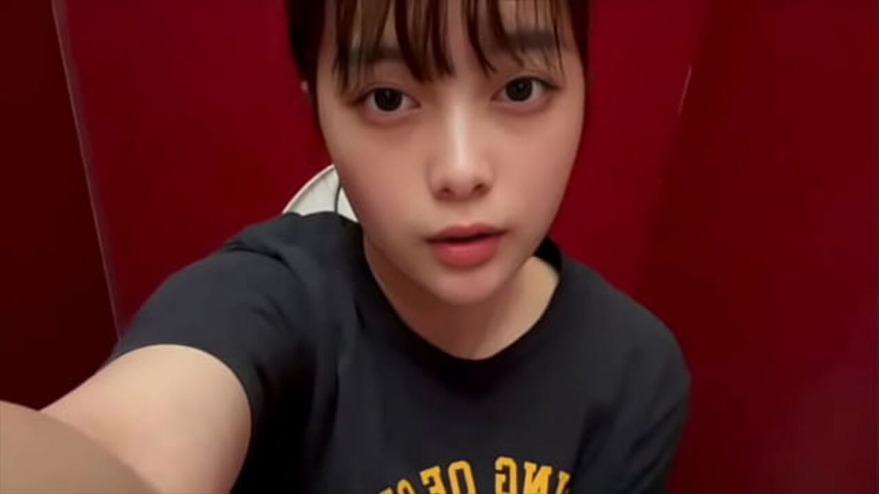 A plain female college student masturbates in the men's bathroom at a karaoke bar, smelling the smell of men's penises and pee.