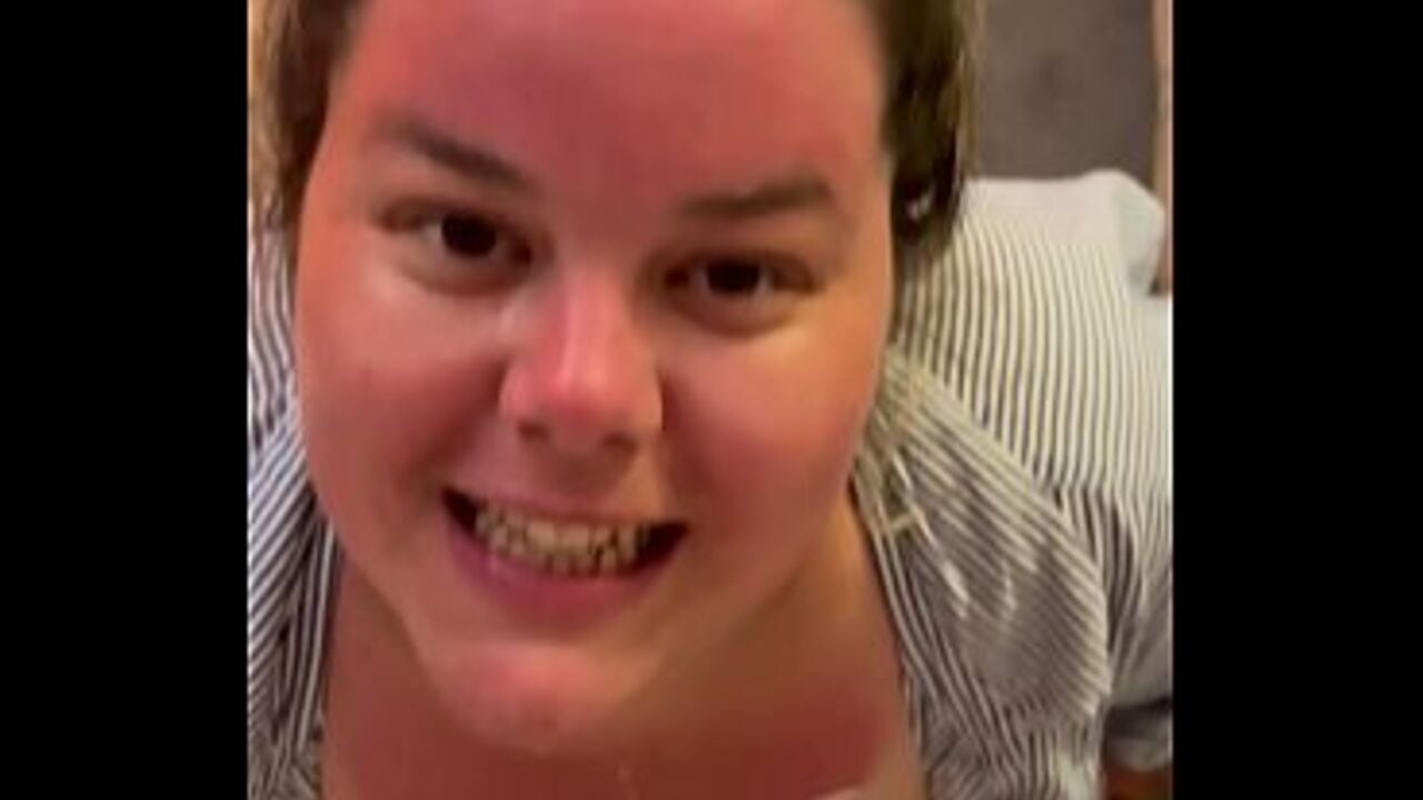 Sunburnt whore sucks a cock