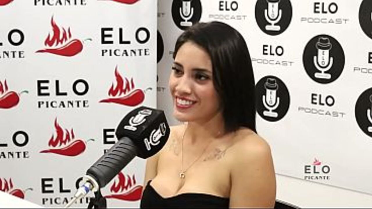 Pau Rojas shows off her thong