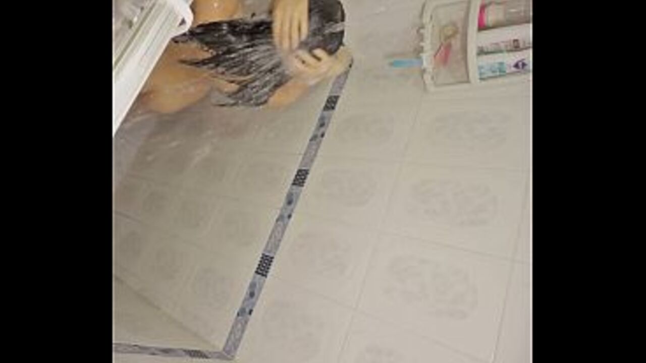 vigilo a mi hermanastra mientras se baña antes de ir al colegio