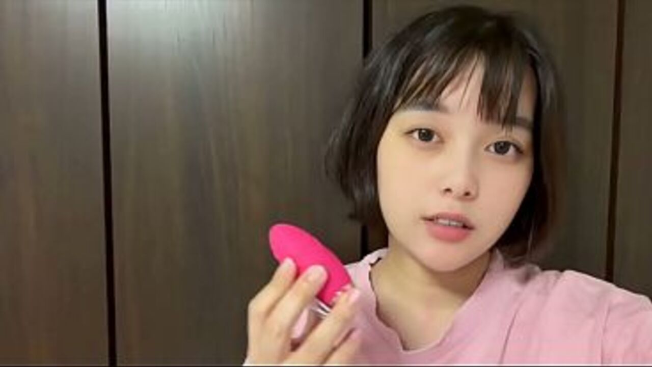 A female college student who hasn't had sex with her boyfriend for two weeks is so lonely that she masturbates by herself.